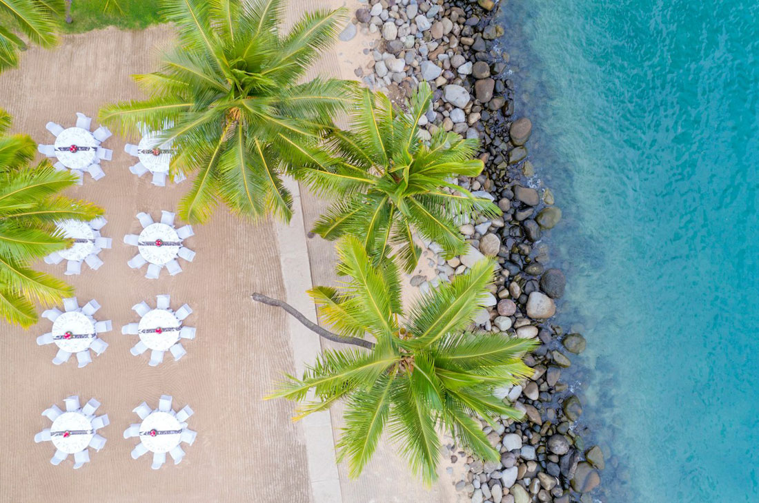 ビーチ沿いのテラス