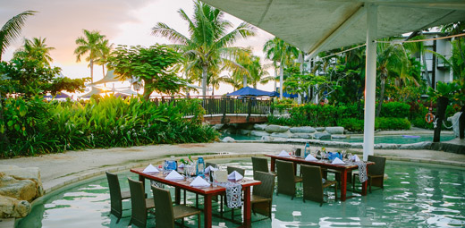 世界でも珍しい？プールの中にあるレストラン