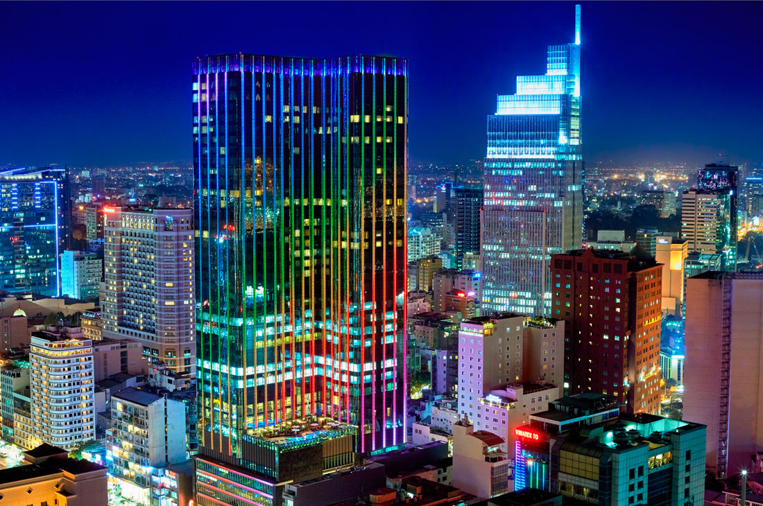 ホーチミンでもひときわ目立つ高層ビル。夜は鮮やかにライトアップされます。