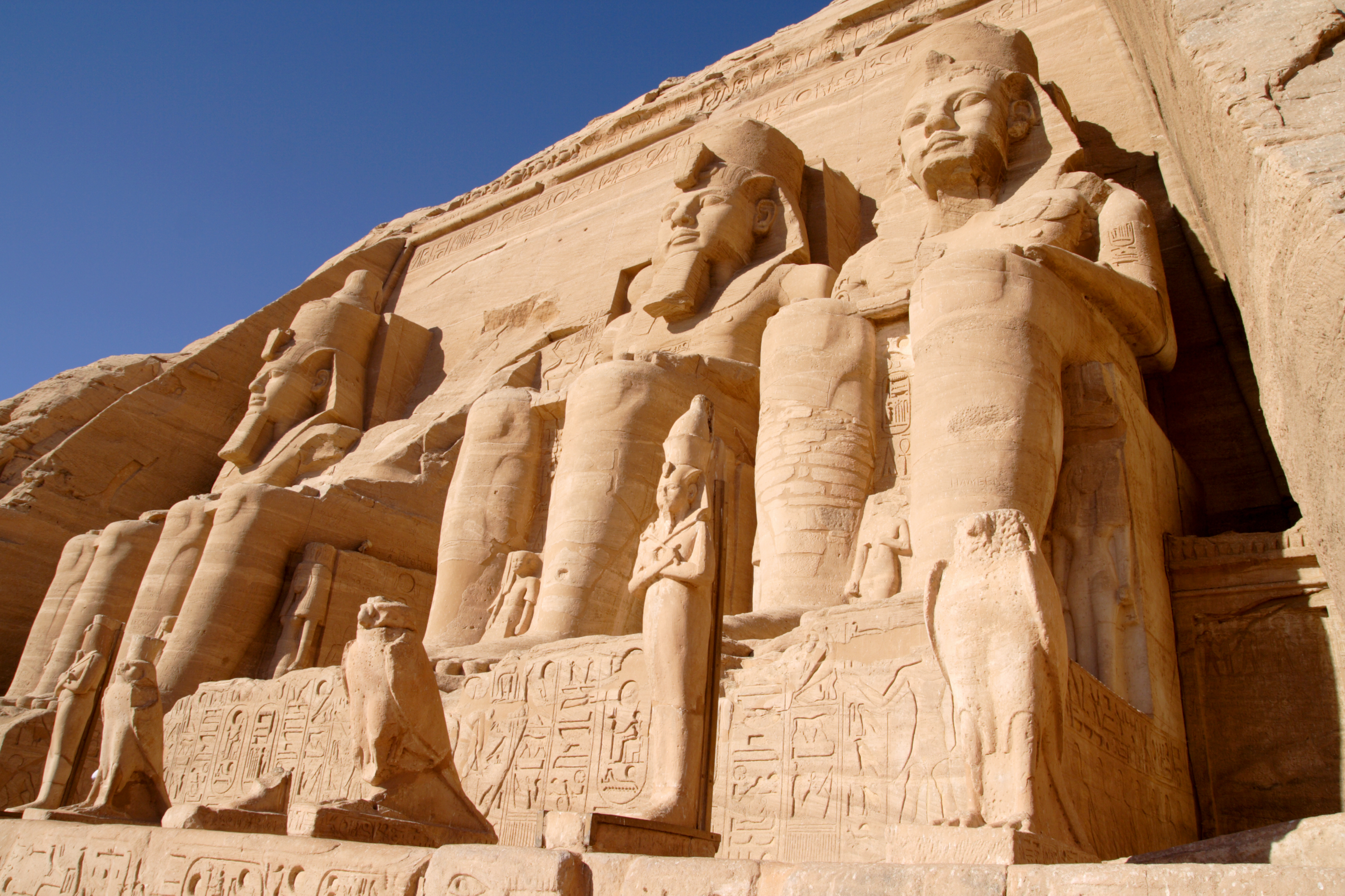 2名以上参加【日本語ガイド】昼食付♪エジプトが誇る古代遺跡「アブ・シンベル神殿」一日観光