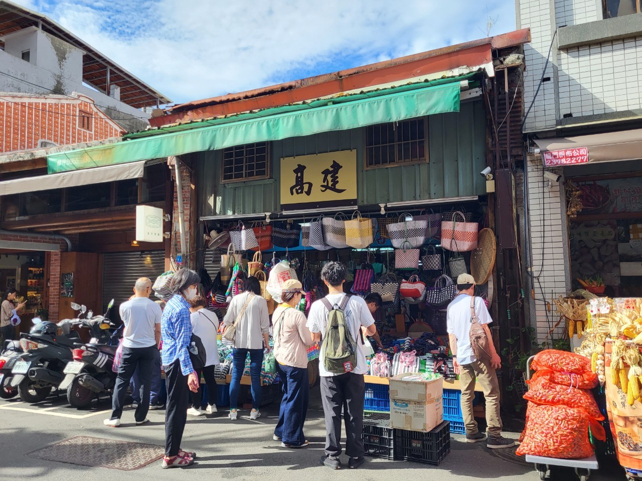 台北│STWオリジナル早朝街歩きツアー│古き街と現代が融合する迪化街でガイドと楽しむ散策プラン